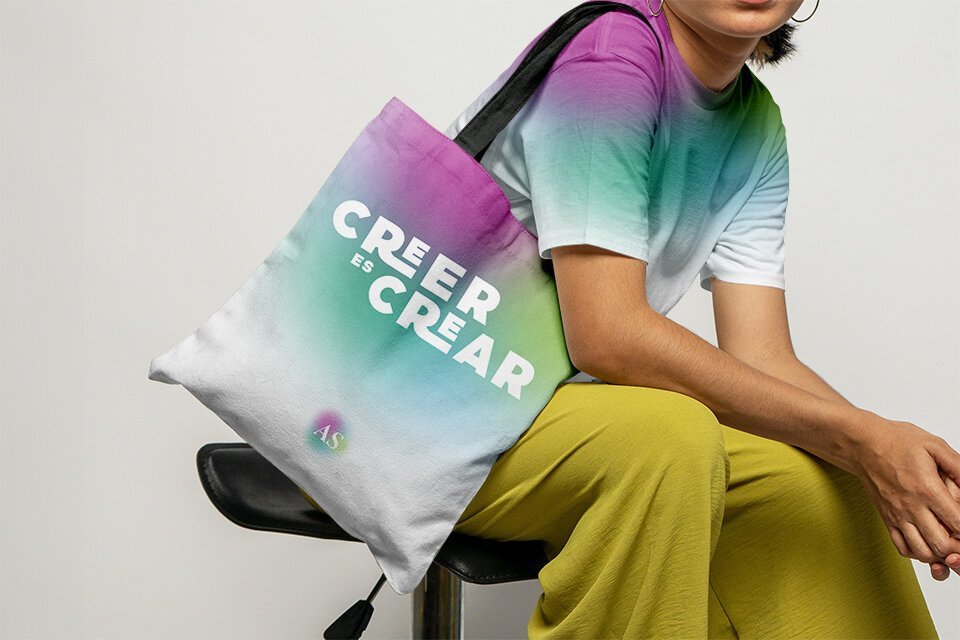 Bolsa y camiseta de Aura Sabogal